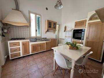 MARINA DI CARRARA_Casa indipendente con giardino