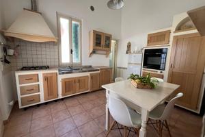 MARINA DI CARRARA_Casa indipendente con giardino