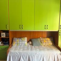 armadio a ponte con due letti