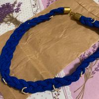 Collana blu con applicazioni