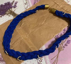 Collana blu con applicazioni