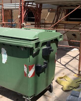 Cassonetto immondizia con ruote