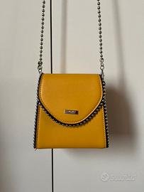 Borsa giallo senape con catena argentata