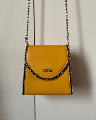 Borsa giallo senape con catena argentata