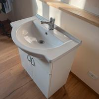 Mobile bagno con lavabo e miscelatore