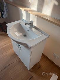 Mobile bagno con lavabo e miscelatore