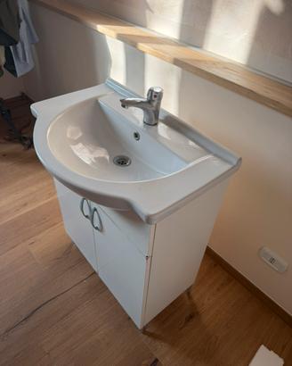 Mobile bagno con lavabo e miscelatore