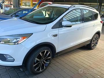 Ford Kuga sportiva benzina