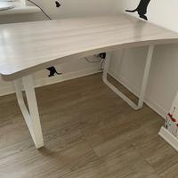 Scrivania sagomata per cameretta-studio