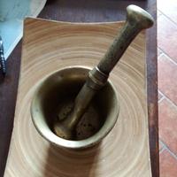 antico mortaio in ottone.