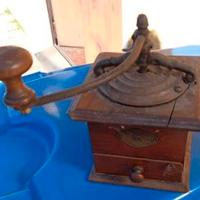 Antico macina caffè