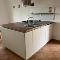 Isola cucina bianca e top rovere