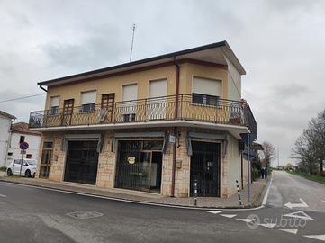 Locali ad uso commerciale posti al piano terra