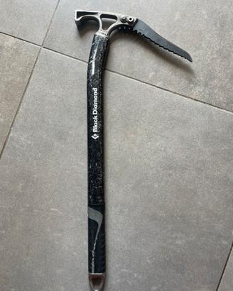 Piccozza tecnica alpinismo