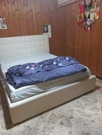 Letto imbottito in pelle