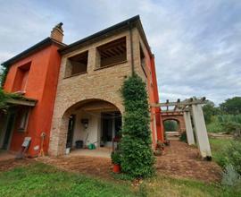 CASALE CON TERRENO IN POSIZIONE COLLINA