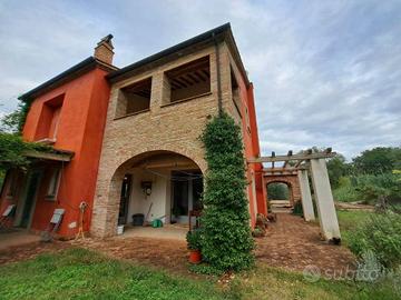 CASALE CON TERRENO IN POSIZIONE COLLINA