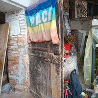 Portone antico ex stalla.