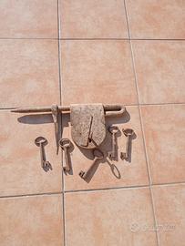 Serratura antica con chiavi