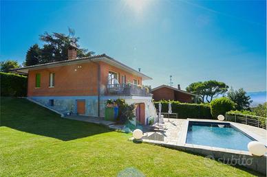 Villa con giardino e piscina