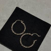 Orecchini a cerchio intrecciati