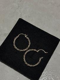 Orecchini a cerchio intrecciati