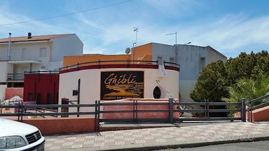 Ampio locale commerciale con parcheggi