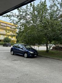 Peugeot 206, blu scuro.