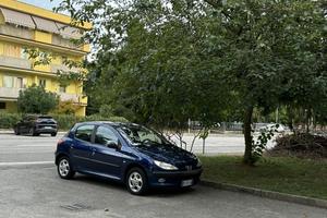 Peugeot 206, blu scuro.