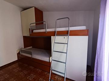 Cameretta con letti a castello ,armadi e scrivania