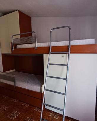 Cameretta con letti a castello ,armadi e scrivania