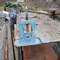 Banco da lavoro con morsa Tubi in acciaio