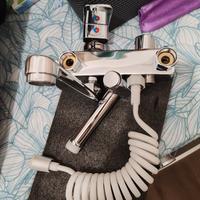 Rubinetto con doccetta e manopola 