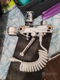 Rubinetto con doccetta e manopola 