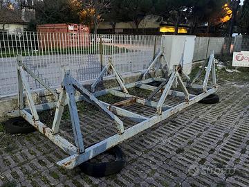 Invaso per imbarcazione con braccia regolabili