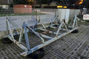 Invaso per imbarcazione con braccia regolabili