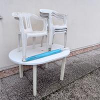 Tavolo in plastica, sedie e ombrellone