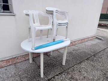 Tavolo in plastica, sedie e ombrellone