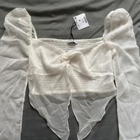 Top bianco leggero con scollo a cuore