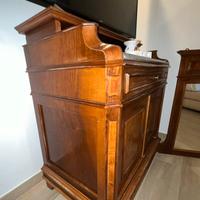 Toletta d’epoca con specchio e piano in marmo