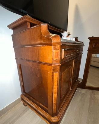 Toletta d’epoca con specchio e piano in marmo