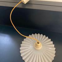 Lampadario in vetro pieghettato bianco