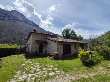 Rustico / Casale di 310 m² con più di 5 locali a F