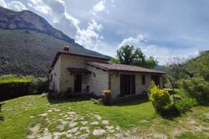 Rustico / Casale di 310 m² con più di 5 locali a F