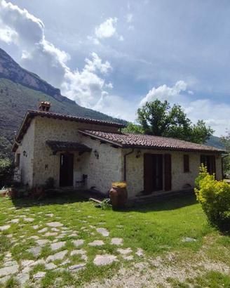 Rustico / Casale di 310 m² con più di 5 locali a F