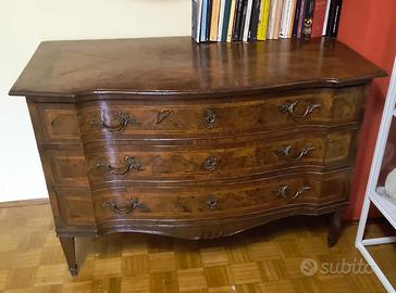 Coppia di cassettiere lastronate in radica di noce