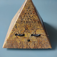 Radio AM/FM a forma di piramide