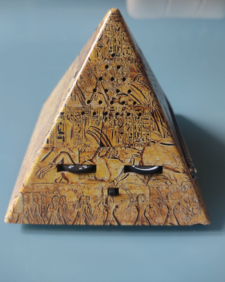 Radio AM/FM a forma di piramide