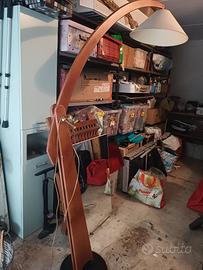 lampada da terra in legno 