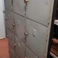Armadio metallico a scomparti